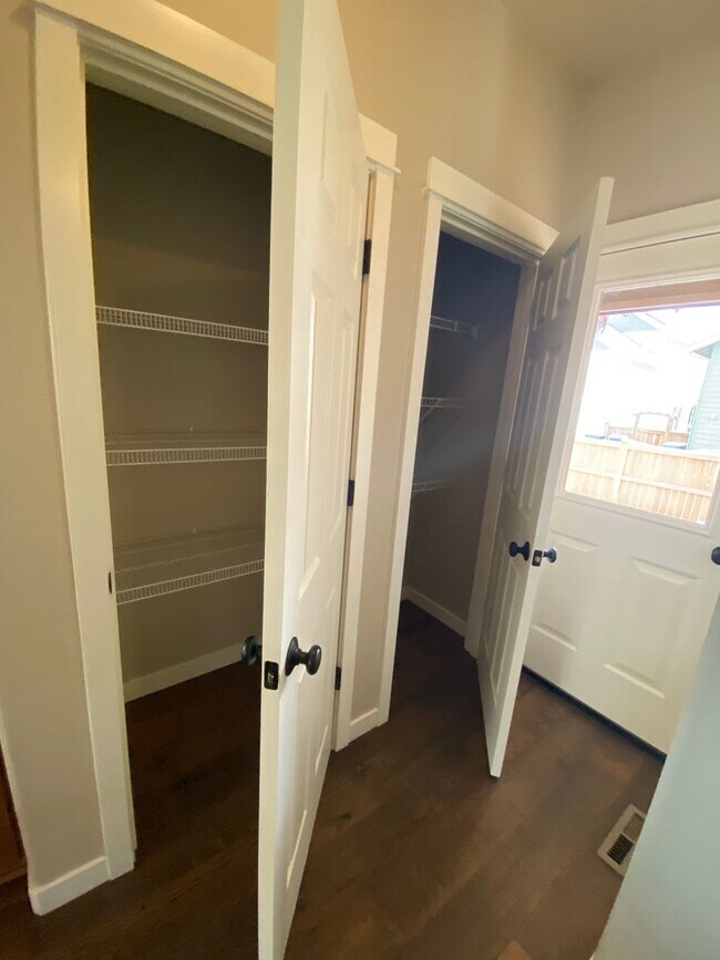 Building Photo - Spacious 3-Bedroom Home with Bonus Room in...