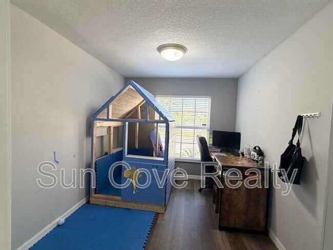 Building Photo - 8833 Cypress Hammock Dr