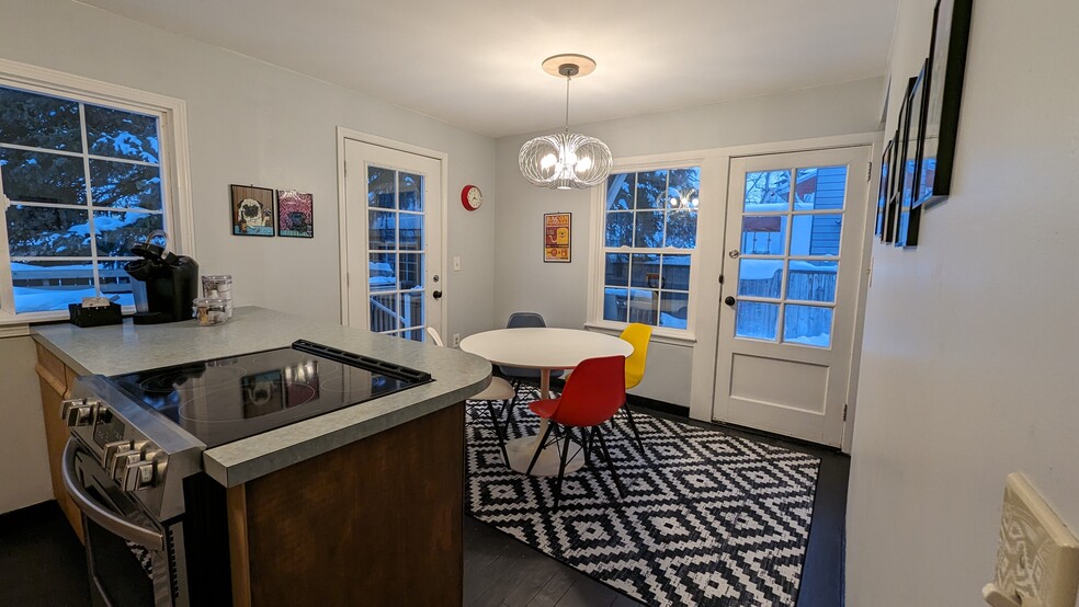 Building Photo - 1142 H St