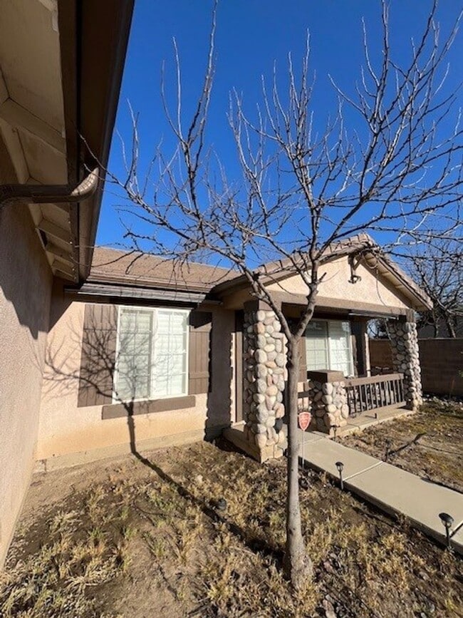 Building Photo - 402 N Amador St