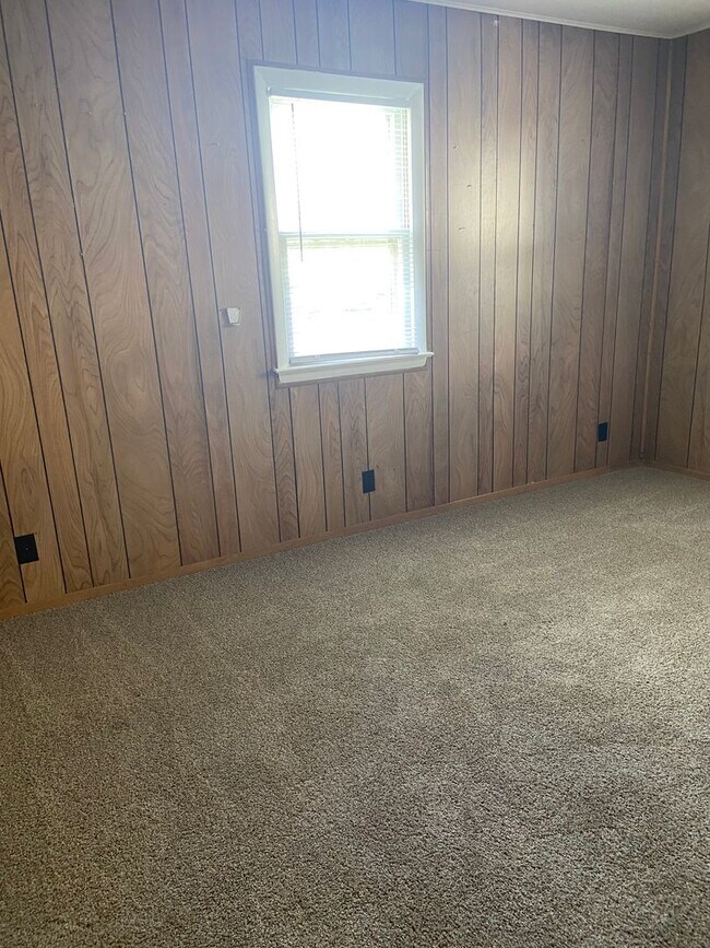 Building Photo - MOVE IN SPECIAL! 3 Bedroom Home with Huge Detached Garage!