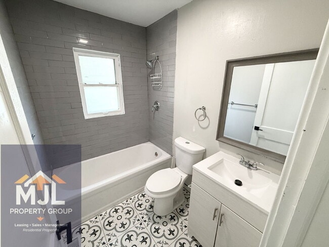 Building Photo - Updated 3 Bedroom / 1 Bath Home In KCMO *READY NOW*