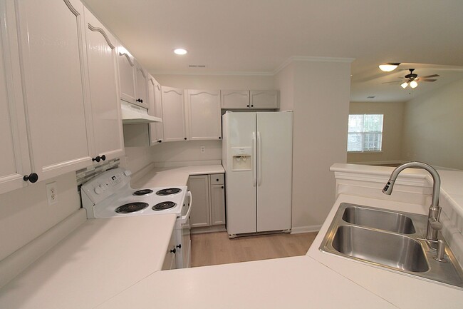 Building Photo - Newly Renovated 2 Bedroom Townhome!!