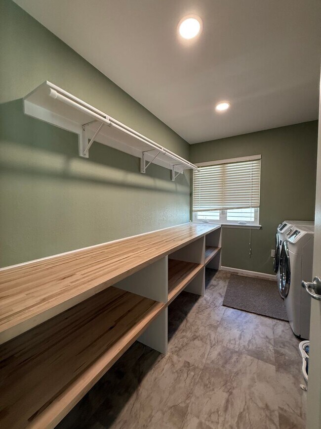 Building Photo - Your Colorado Oasis Awaits! 4 Bed, 3.5 Bath Home with Modern Amenities next to open space