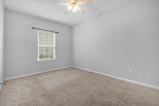 Building Photo - 944 Saddle Creek Run