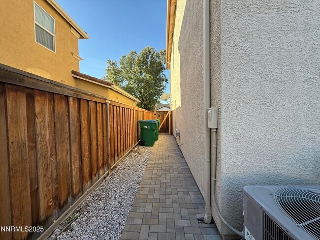 Building Photo - 435 Stradella Ct