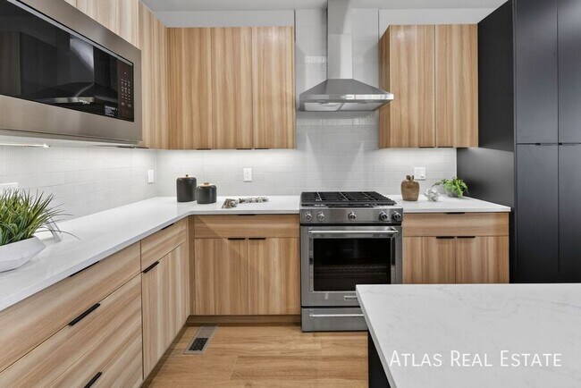 Building Photo - 830 Cherry St