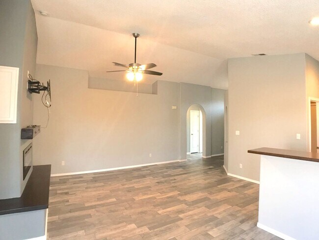 Building Photo - Don't miss out!  Beautiful 3 bedroom Los Lunas Home! Open Layout, spacious living room. Easy I-25...