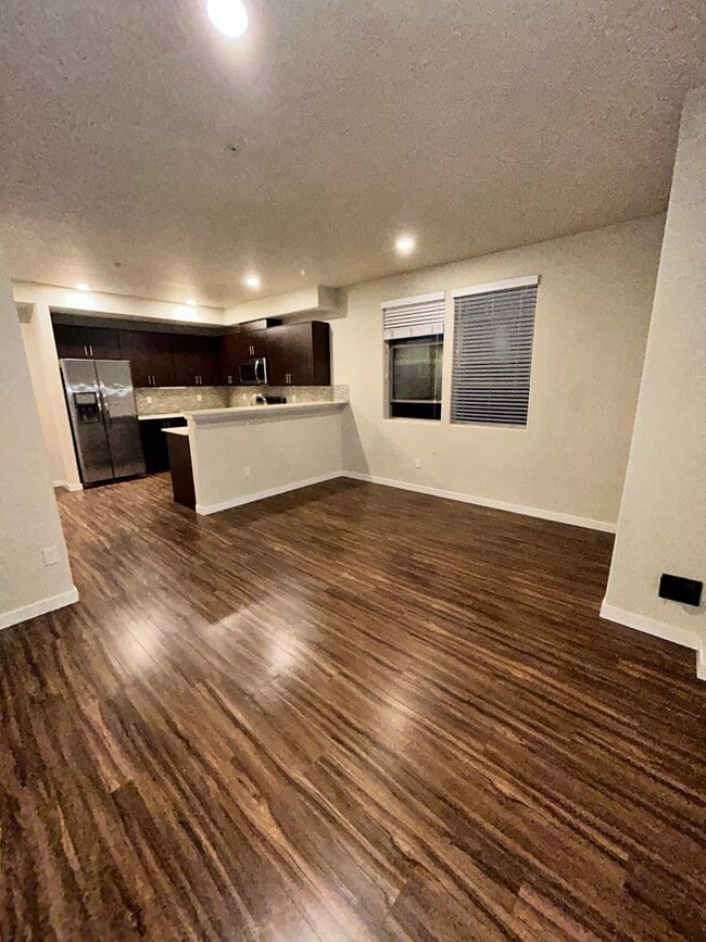 Building Photo - Great 1 BR Condo off of Scholls and Roy Ro...