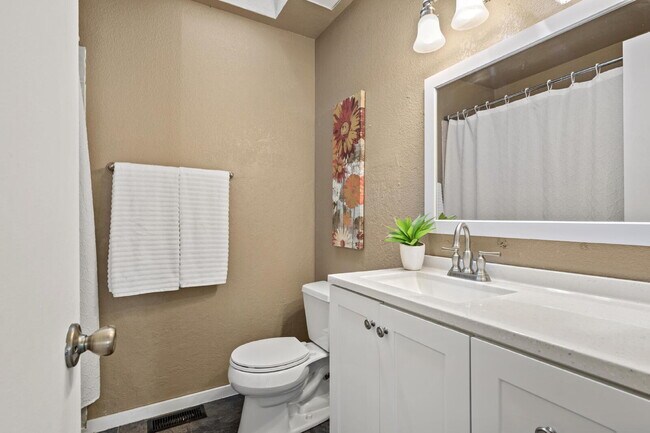 Building Photo - "Spacious 5-Bedroom Haven with 3 Full Bath...