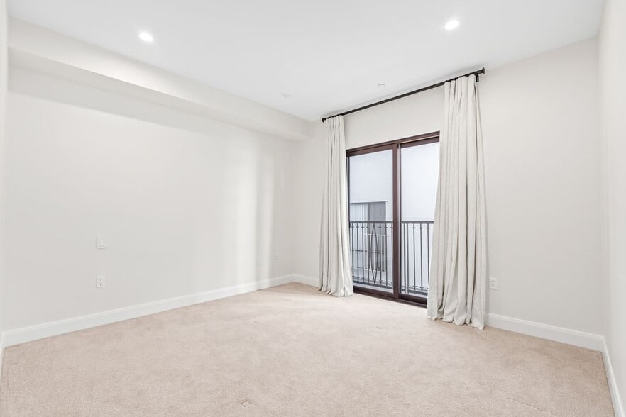 Building Photo - 10674 Ashton Ave