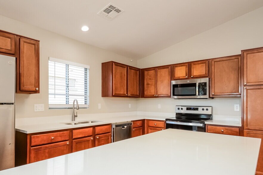 Building Photo - 12530 W Willow Ave