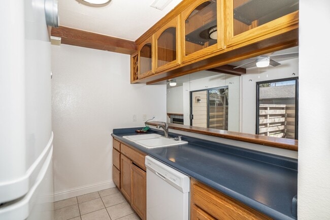 Building Photo - 2 Bedroom Condo For Rent