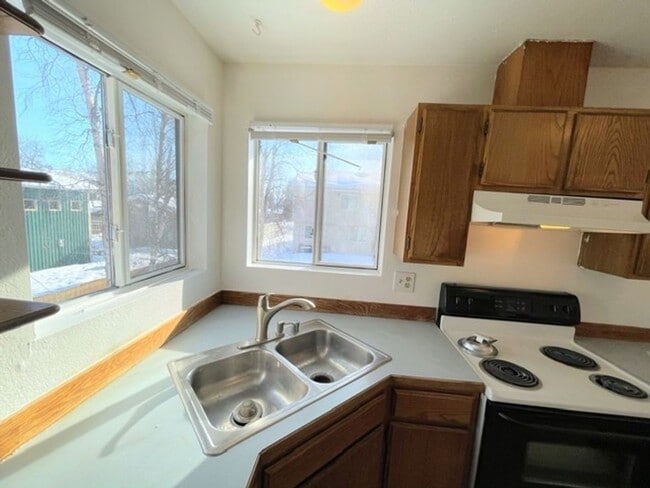 Building Photo - RARE FIND! Spacious and bright three bedro...