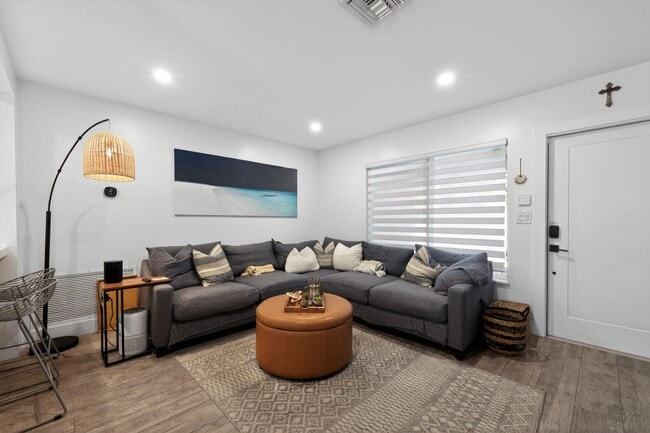 Building Photo - 976 SW 11th St