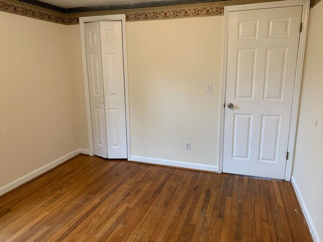 Building Photo - Two Bed Duplex Near Avondale! Great location!