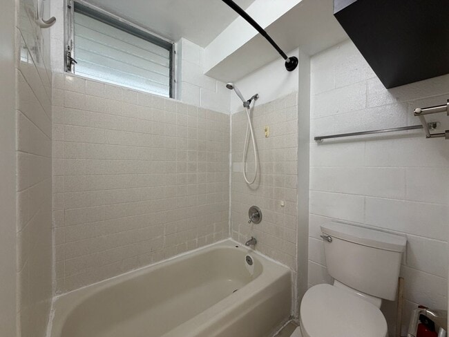 Building Photo - Kapalama: 1 Bed, 1 Bath Apartment with Den and 1 Parking