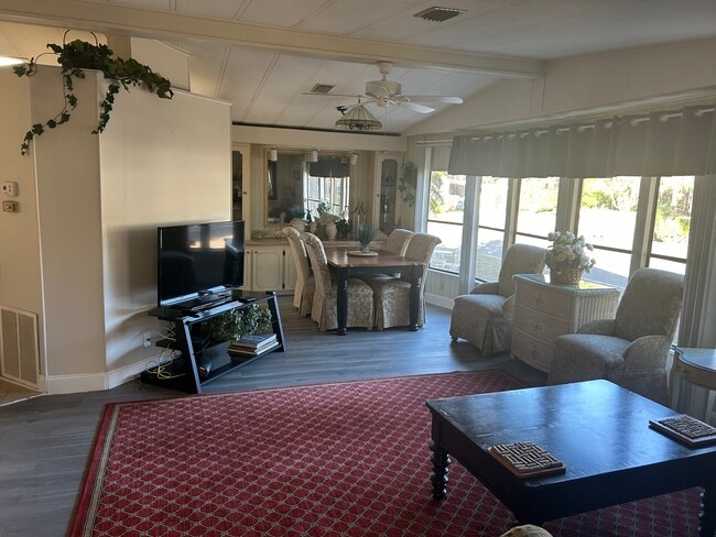 Building Photo - 500 Robin Ln