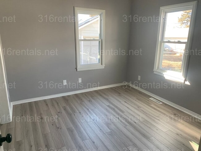 Building Photo - $1150 - 3 bedroom 2 bath - Beautiful home in Delano!