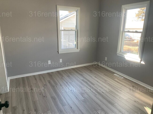 Building Photo - $1,350 - 3 bedroom 2 bath - Beautiful home...