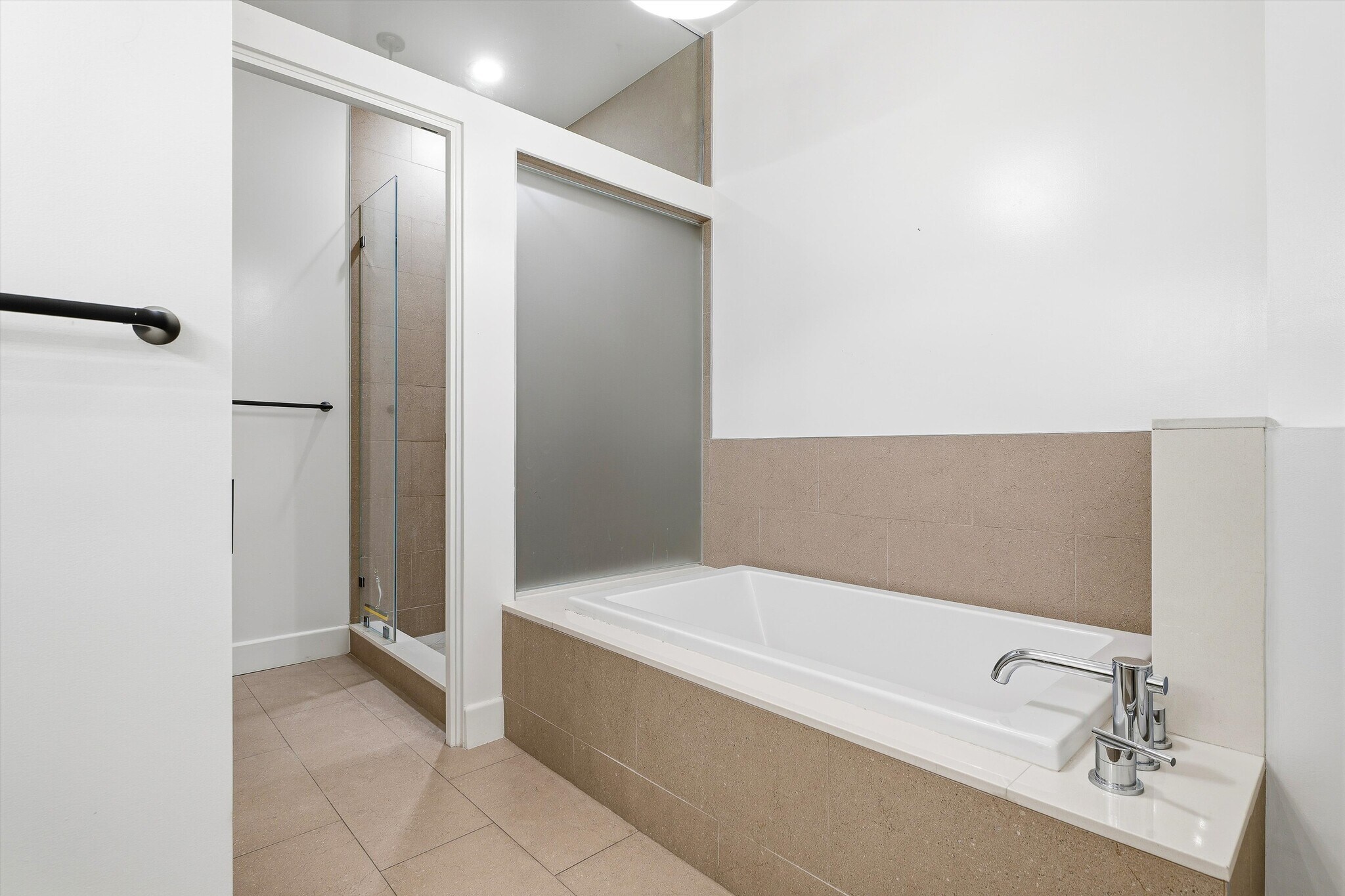 Building Photo - 1250 N Harper Ave