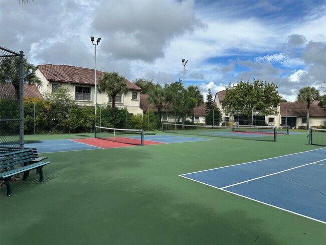 Building Photo - 3024 Lucerne Park Dr