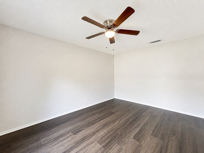 Building Photo - Gorgeous 3/2 recently renovated in homey neighborhood
