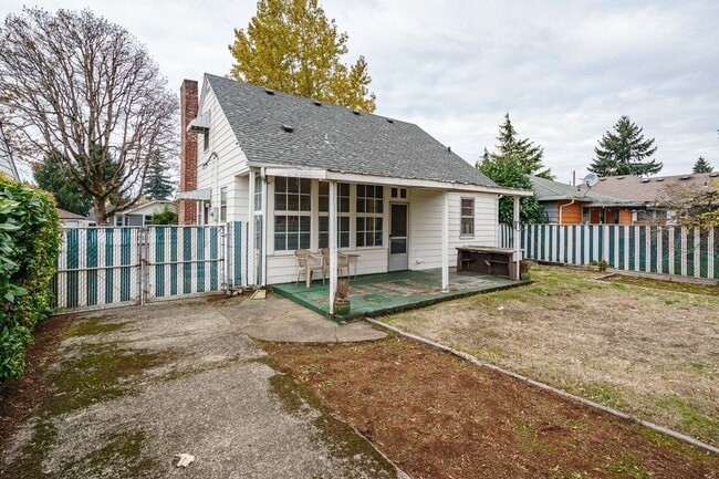 Building Photo - PET FRIENDLY Super Cute Craftsman Home 3 bedroom 1 Bath with Basement