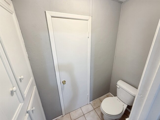 Building Photo - 405 Peninsula Dr