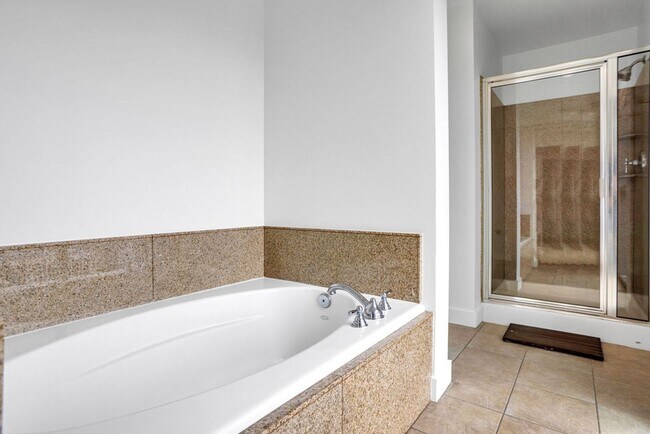 Building Photo - Gorgeous downtown unit! Views from every room!