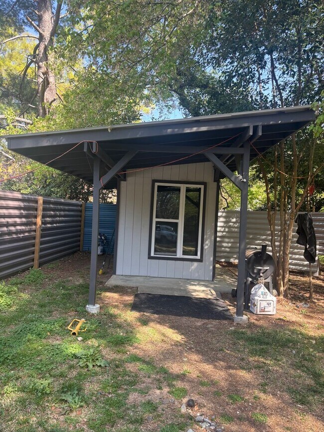 Building Photo - Available 5/9! Charming & Convenient Brick Ranch