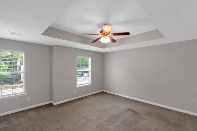 Building Photo - 4 Bedroom 3 bath Gorgeous Home