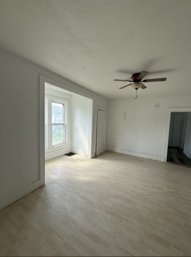 Building Photo - 803 5th Ave