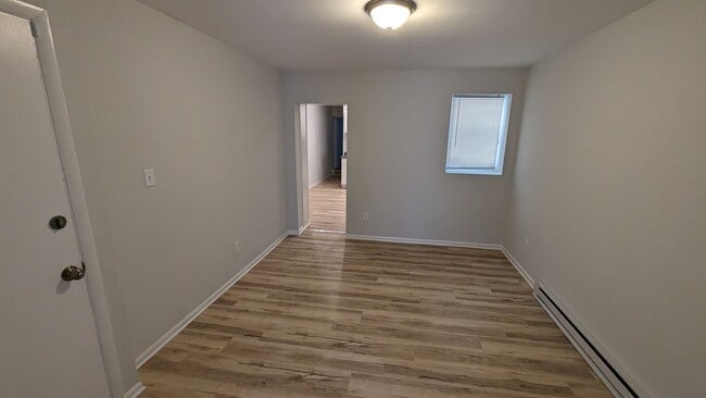 Building Photo - 2 Bedroom, fully renovated!