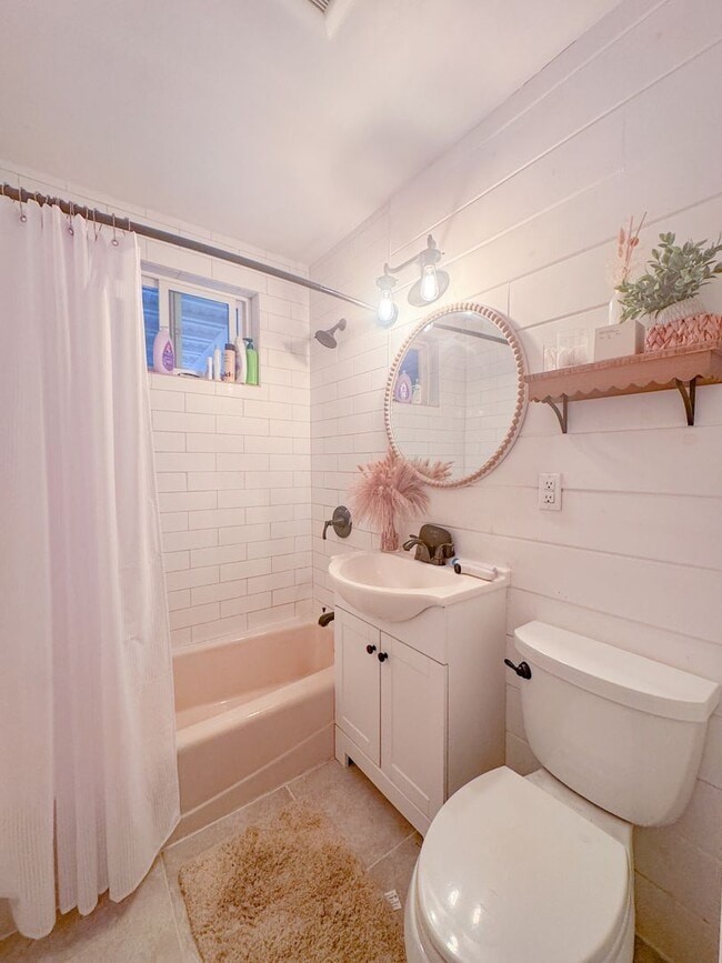 Building Photo - Cozy and Charming 2Bd 1Ba in lovely neighborhood of Torrance