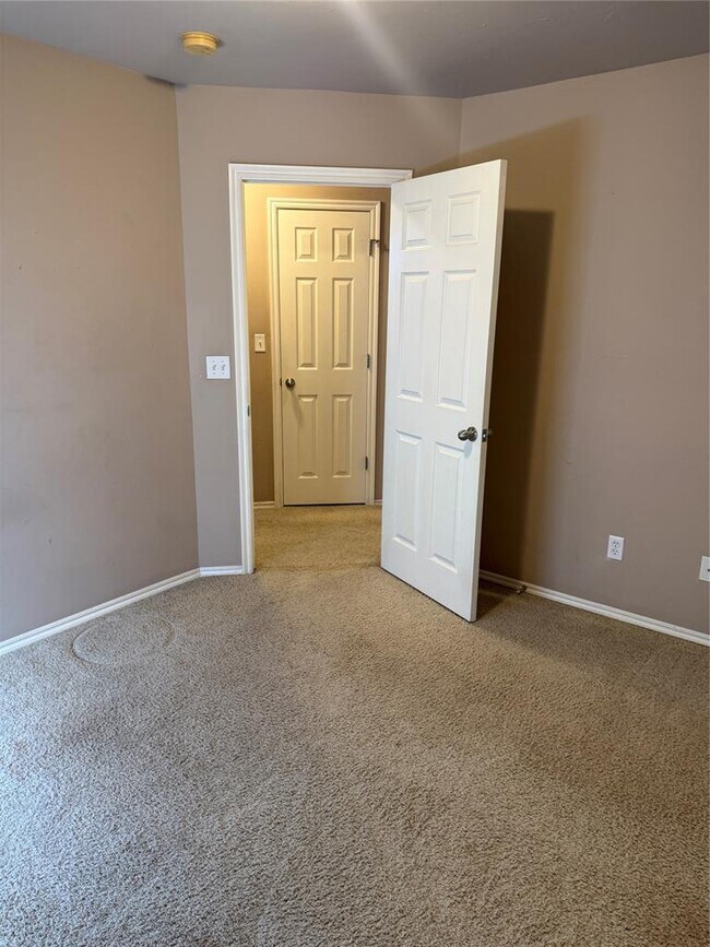 Building Photo - 400 S Castle Ridge Ln