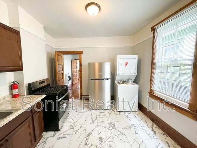 Building Photo - 648 S Rendon St