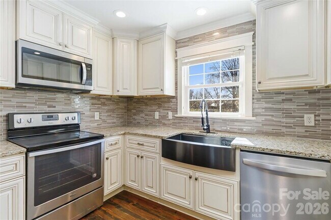 Building Photo - "Spacious 5-Bed, 3-Bath Sanctuary with 3,064 Sq Ft of Comfort in Waxhaw, NC!"