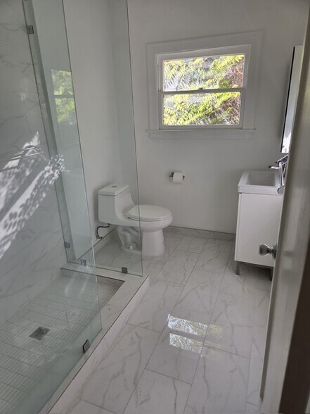 Back bathroom - 1009 Havenhurst Dr