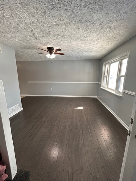 Building Photo - 821 Lannerton Rd