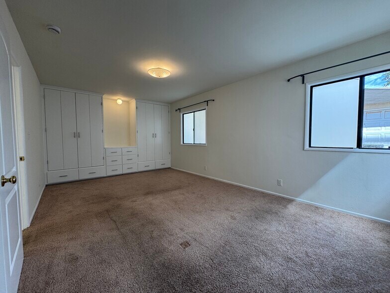 Building Photo - 714 Loma Dr