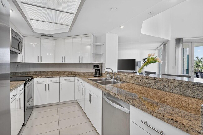 Building Photo - 120 SE 5th Ave