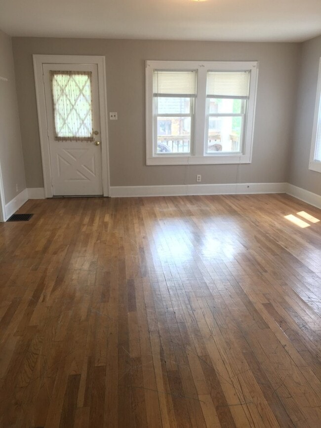 Building Photo - 3 bedroom, 1 bath Home - Available: August 2026!