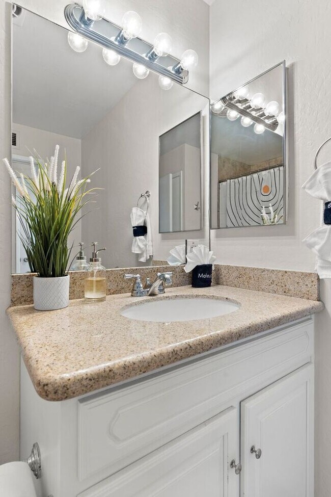 Building Photo - UN-FURNISHED!! 3 Bedroom/ 2Bath in Heart of Scottsdale!!