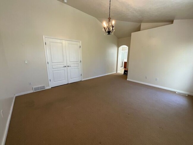 Building Photo - 6 bedroom 3 1/2 bathrooms 2 car garage Lar...