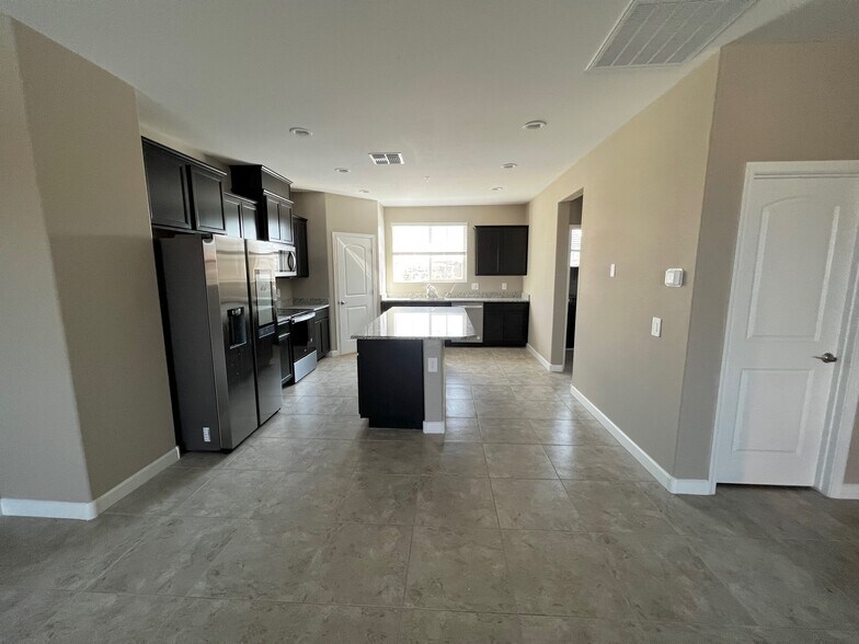 Building Photo - 1255 N Arizona Ave