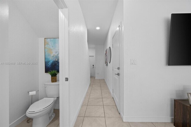 Building Photo - 757 SW 11th St