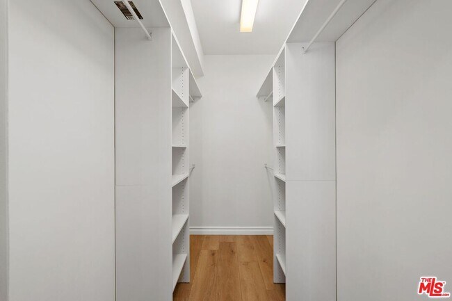 Building Photo - 117 S Clark Dr
