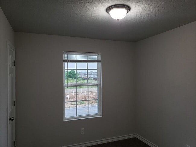 Building Photo - Town home for rent