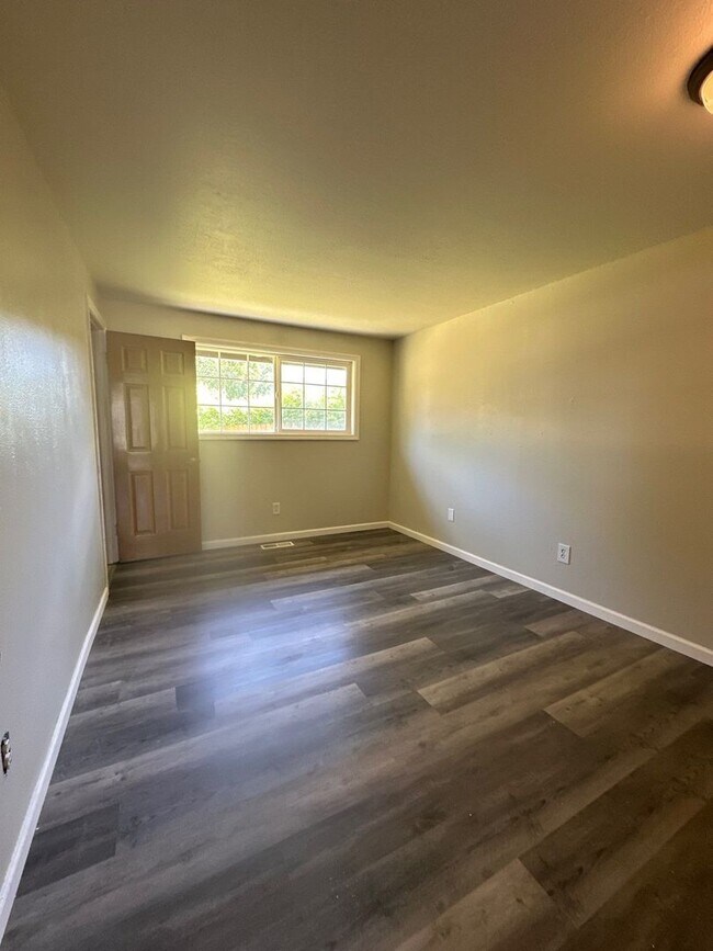 Building Photo - 4321 Myrtlewood Dr